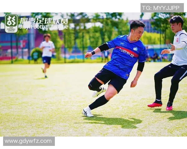 足球明星用致敬手势传递热爱与团结感动瞬间视频集锦