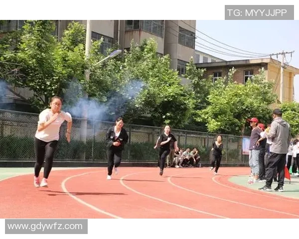 穿背带裤打篮球的明星们展现独特风格与运动魅力的精彩瞬间